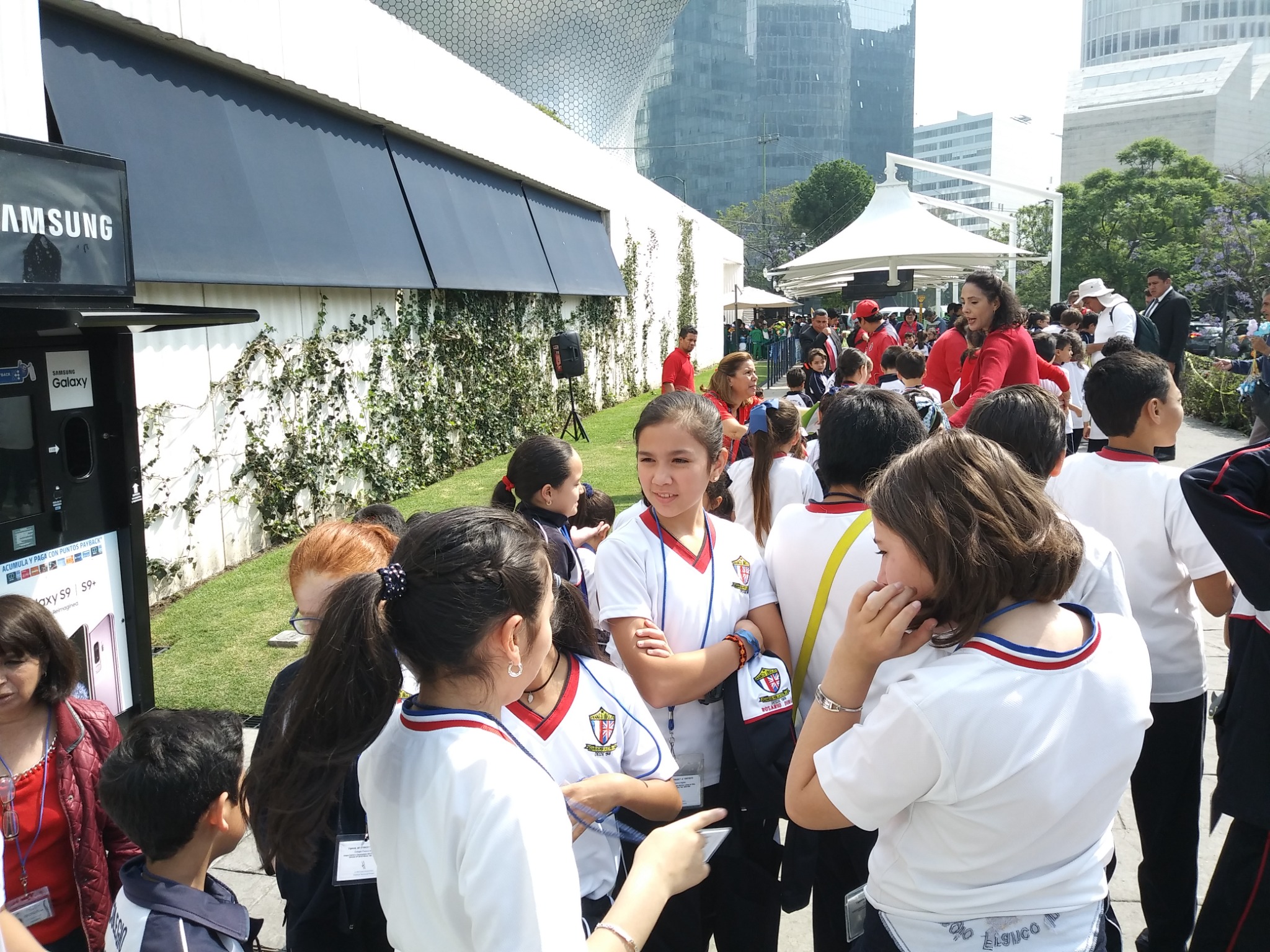 Alumnos reunidos durante una visita escolar